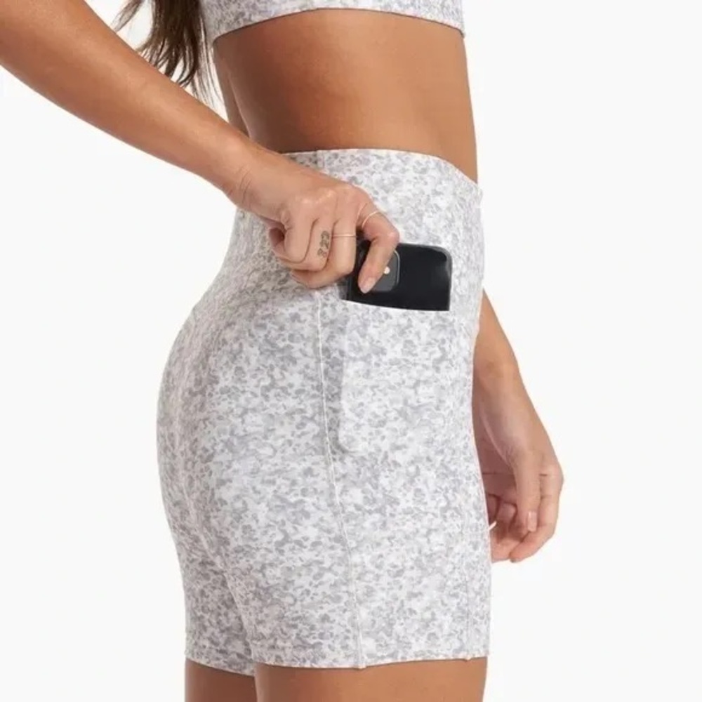 Vuori XS Studio Pocket Bike Shorts Gray and White